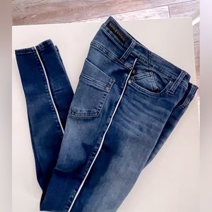 Rock & Republic Kashmiere Mid Rise Legging Jeans with side stripe. Size 6